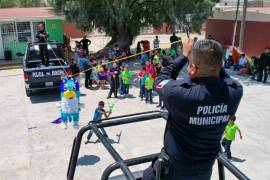 Niños del ejido Paredón disfrutan de juegos mecánicos y piñatas durante la celebración del Día del Niño organizada por la Policía Municipal de Ramos Arizpe.