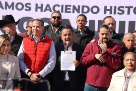 Líderes de Morena y Partido del Trabajo registran la coalición “Sigamos Haciendo Historia Coahuila” en el Instituto Electoral de Coahuila, rodeados de simpatizantes de ambos partidos.