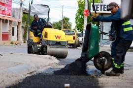 A diario varias cuadrillas de trabajadores del Municipio recorren las calles de Saltillo para tapar los baches reportados.