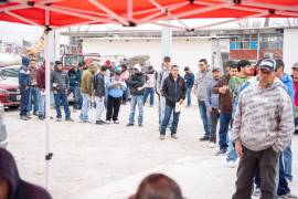 Ciudadanos presentes en el módulo de reclutamiento de Grupo Fox, en el cual se ofrecieron empleos en diversas áreas de la empresa.