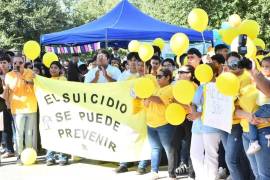 Participantes sostuvieron pancartas, con mensajes de concientización como “El suicidio se puede prevenir”.