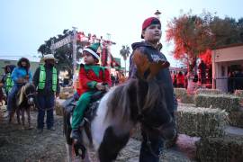 Niñas y niños disfrutan las actividades navideñas durante el inicio de Villamagia 2025 en Plaza Mayor.