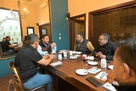 El alcalde Carlos Villarreal se reunió con equipos locales de ciclismo de montaña para afinar la participación de Monclova en el Gran Serial MTB Coahuila 2026