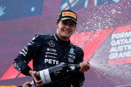 George Russell celebra su inesperada victoria en el Gran Premio de Austria, su segunda en la Fórmula 1.