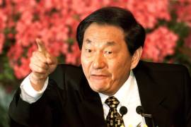 El premier chino Zhu Rongji habla durante una conferencia de prensa en Beijing, el miércoles 15 de marzo de 2000.