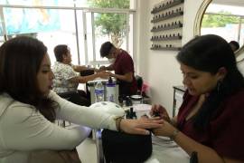 Imagen en referencia a los servicios de peinado y maquillaje, que el salón ofrecía estando ubicada en el segundo piso del interior del Senado.