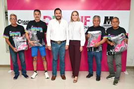 Carlos Villarreal y Mavi Sosa Rubio entregaron uniformes a integrantes de la delegación monclovense que acudirá a la Olimpiada Nacional de las Personas Mayores.