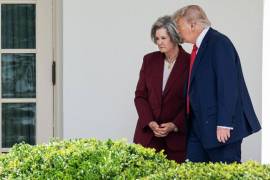 Donald Trump, quien aparece en la imagen junto a Susie Wiles, ha ordenado destruir una veintena de lanchas en el mar Caribe y el océano Pacífico, cerca de Venezuela y Colombia. FOTO: