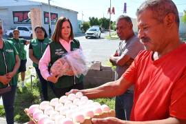 Sara Irma Pérez Cantú recorrió la colonia Privadas de San Miguel y entregó apoyos alimentarios a familias del sector.