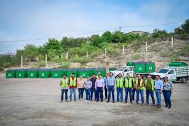 El alcalde Carlos Villarreal entrega contenedores de basura como parte del plan para fortalecer la limpieza urbana y el orden en Monclova.