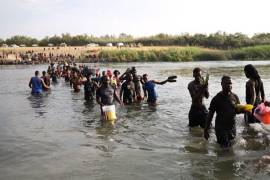 Migración. Entre 300 y 500 personas a diario intentan cruzar el Río Bravo rumbo a EU.