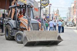 Las cuadrillas municipales realizaron trabajos de bacheo y mantenimiento de vialidades en distintos sectores de Monclova durante la última semana.