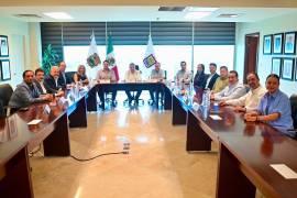 El alcalde Miguel Ángel Riquelme Solís encabezó la reunión con integrantes del Colegio de Notarios de Torreón.