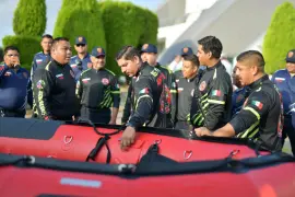 Emilio de Hoyos hizo la entrega de un nuevo bote para Protección Civil y Bomberos de Acuña.
