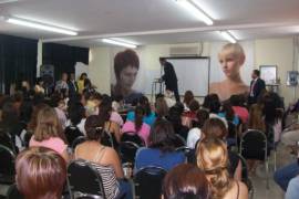 Los cursos, coordinados por el DIF y el ICATEC, permiten a las participantes aprender oficios prácticos y mejorar sus oportunidades económicas sin salir de casa.