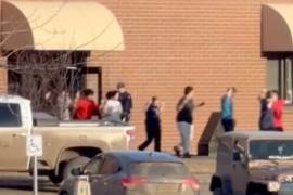 Esta captura de video muestra a estudiantes saliendo de la escuela Tumbler Ridge después de un tiroteo mortal, en Columbia Británica, Canadá.