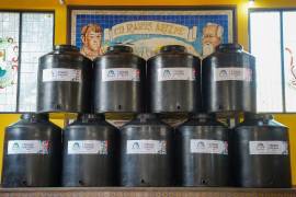 Los tinacos tienen mil 200 litros de capacidad y se entregan con bombas de presión.