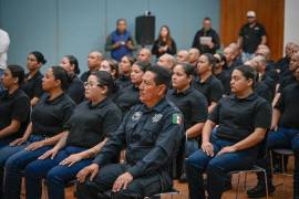 Jóvenes aspirantes a policías atienden las primeras instrucciones en su formación profesional.