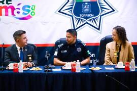 El comisario Alfredo Flores Originales dio la bienvenida a los auditores de CALEA durante el inicio de la evaluación.