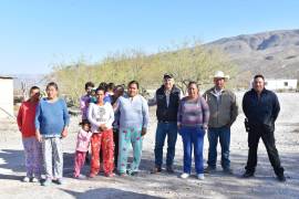 Apoya Alcalde a familias de comunidades rurales con sistemas de almacenamiento eléctrico en Cuatro Ciénegas, Coahuila