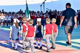 Autoridades municipales y estudiantes del Colegio María Montessori participaron en la ceremonia por el 179 aniversario de la Gesta Heroica de los Niños Héroes.