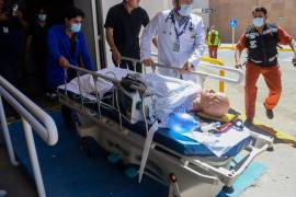 Personal de emergencia evacuó en camilla un maniquí como si fuera un paciente durante el simulacro de incendio en el Hospital Ángeles de Torreón.