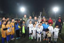 El alcalde de Sabinas, José Feliciano Díaz, inauguró oficialmente el alumbrado de las canchas de futbol soccer de la unidad deportiva Conrado Marines. FOTO: CORTESÍA