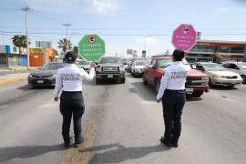 Agentes municipales concientizan a los conductores sobre la importancia de respetar las medidas de seguridad para menores de edad en vehículos.