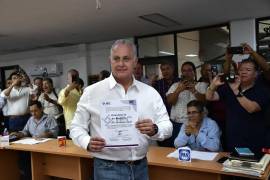 Aquí Román Cepeda, ya con el documento que hace oficial el triunfo en las urnas.