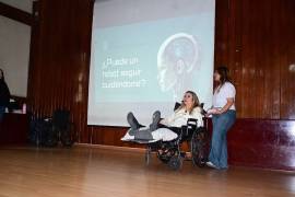 La saltillense y excolaboradora del TecNM-Saltillo, Laura Castillo Oropeza, compartió su testimonio de vida con estudiantes del Tecnológico de Saltillo.