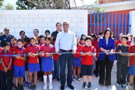 Con la colaboración de alumnos de la primaria beneficiada, se cortó el listón que inauguró la obra.