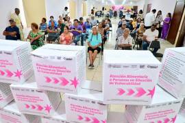 Adultos mayores de Ciudad Frontera recibieron paquetes alimentarios durante la cuarta entrega realizada en 2026.