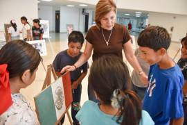 Los menores compartieron con Selina Bremer de Cepeda parte de los trabajos realizados durante las actividades de Casa Puente.