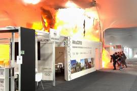 En esta imagen tomada de un video proporcionado por Kevin Munyoli, las llamas envuelven los pabellones de la Cumbre Climática COP30 de la ONU en Belém, Brasil.