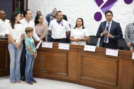 Manolo Jiménez acudió con su familia a registrarse ante el IEC como candidato a la gubernatura.