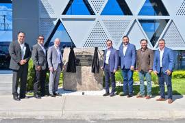 Autoridades estatales y municipales, junto con directivos de Wittur, durante la develación de la placa del proyecto de ampliación.