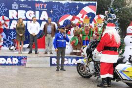 El alcalde, Adrián de la Garza Santos, dio el banderazo de arranque a los Santas Motorizados, este martes.