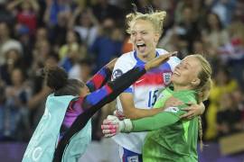 En la tanda de penales, ambos equipos fallaron en múltiples ocasiones, pero Inglaterra fue más precisa y enfrentará a Italia en la siguiente ronda.