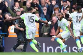 Arsenal y Manchester City mantienen viva la pelea por el título de la Premier League, tras una jornada que apretó la cima rumbo al cierre de la temporada.