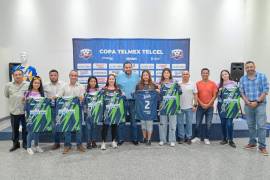 El alcalde Carlos Villarreal y autoridades deportivas presentaron los uniformes oficiales del torneo.