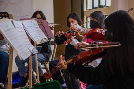 Jóvenes indígenas tzotziles, integrantes del proyecto musical “Por la paz de la zona norte”, ensayan en el Centro Cultural de San Cristóbal de las Casas (México).