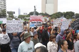 Manifestantes en Jalisco portaron lonas con consignas como “El agua nos une y defenderla nos corresponde” y “Fuera Lemus”.