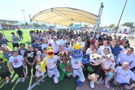 El alcalde Carlos Villarreal y Mavi Sosa durante el arranque de las actividades del Rally en Monclova.
