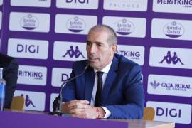 Guillermo Almada fue presentado oficialmente este martes como nuevo técnico del Real Valladolid para la temporada 2025-26.