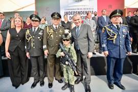 Autoridades civiles y militares estuvieron presentes durante la conmemoración del 216 aniversario del inicio de la Independencia de México.