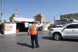 Unidades de peritos del TJM vigilan las calles del Centro de Torreón para garantizar la fluidez vehicular y atender accidentes rápidamente.