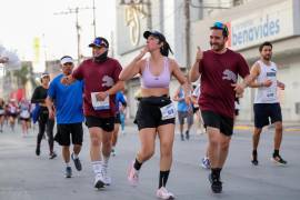 La alcaldesa Betzabé Martínez Arango acompañó de manera simbólica el arranque y recorrió 21 kilómetros como actividad recreativa, sin figurar en los tiempos oficiales del Maratón Lala 2026. FOTO: CORTESÍA