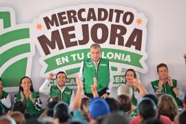 El alcalde Miguel Ángel Riquelme Solís encabezó la jornada del Mercadito Mejora Coahuila en el sector oriente de la ciudad.