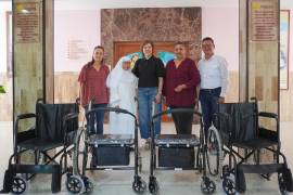 DIF Torreón entregó sillas de ruedas y andadores para fortalecer la movilidad de los residentes.