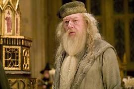 El actor británico tuvo una larga trayectoria en cine, televisión y teatro, pero es recordado internacionalmente por su papel de Albus Dumbledore en las películas de Harry Potter.